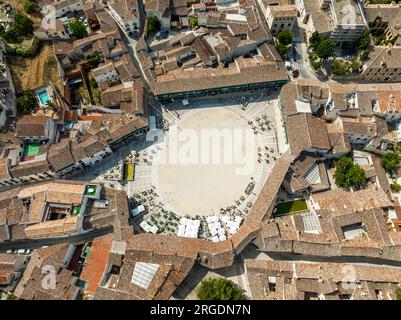 Panorama aérien de la place principale de Chinchon, province de Madrid. Catalogués comme de belles villes d'Espagne Banque D'Images