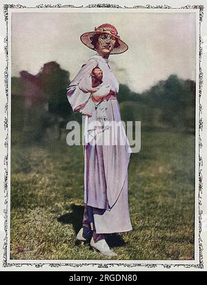 IRENE CASTLE (née FOOTE) danseuse, avec son mari Vernon Castle connu sous le nom de «America's Dancing Sweethearts». Photographié ici lors d'une réunion de la United Hunts Racing Association à Belmont Park portant un chapeau de style treillis et tenant son singe animal de compagnie, Rastus. Banque D'Images