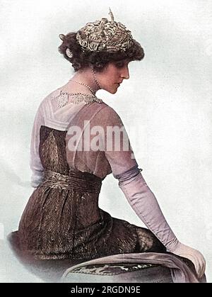 Violet Manners (née Lindsay), duchesse de Rutland (1856 - 1937), artiste britannique et noble, épouse de Henry John Brinsley Manners, 8e duc de Rutland. Photographiée dans une pose particulièrement artistique pendant la première Guerre mondiale alors qu’elle faisait appel à une voiture à moteur adaptée au transport de passagers ou de marchandises pour l’hôpital qu’elle avait récemment ouvert au château d’Hardelot près de Boulogne. Banque D'Images