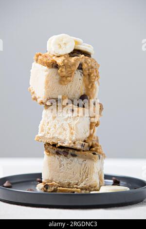 sandwichs biscuits à la crème glacée avec beurre d'arachide et crème glacée à la banane Banque D'Images
