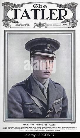 S.A.R. le prince de Galles, plus tard roi Édouard VIII puis duc de Windsor, photographié sur la couverture avant du Tatler en juin 1917 dans l'uniforme des Grenadier Guards dans lequel il a servi pendant la guerre en tant qu'officier régimentaire (même si elle n'a pas été autorisée à participer à aucune action) et aussi au sein du personnel du GHQ. Contrastez cette photo avec l'image numéro 10609863 prise en 1914 où le prince semble considérablement plus jeune. Banque D'Images