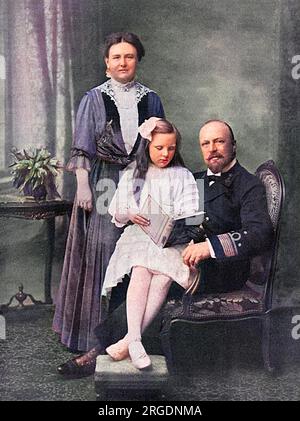 Wilhelmine, reine de Hollande, (1880 - 1962) qui régna de 1890 à 1948 et abdiqua ensuite en faveur de sa fille, Juliana, qui est représentée ici, assise sur les genoux de son père, le duc Henri de Mecklembourg-Schwerin. Le mariage du couple est sans enfant jusqu'à l'arrivée de la future reine Juliana en 1909. Juliana régna jusqu'en 1980, date à laquelle elle abdiqua à son tour en faveur de sa fille, la reine Beatrix. Banque D'Images