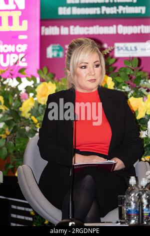 Belfast, Royaume-Uni. 08 août 2023. Le premier ministre du Sinn Fein élit Michelle O'Neill en conversation dans le cadre de Feile an Phobail Credit : Bonzo/Alamy Live News Banque D'Images