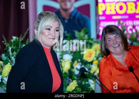 Belfast, Royaume-Uni. 08 août 2023. Le premier ministre du Sinn Fein élit Michelle O'Neill en conversation dans le cadre de Feile an Phobail Credit : Bonzo/Alamy Live News Banque D'Images