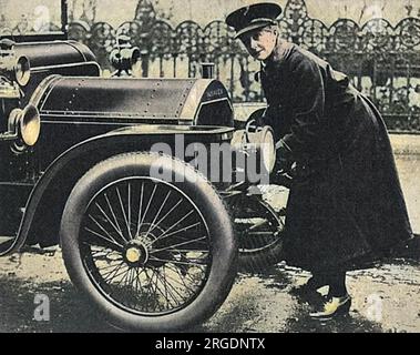 La voiture Napier du très honorable David Lloyd George est démarrée par son chauffeur qui, selon le Tatler, la manipule d'une manière très habile. Banque D'Images