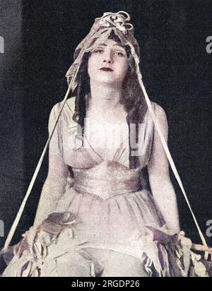 Billie Carleton (4 septembre 1896 – 28 novembre 1918) est une actrice de comédie musicale anglaise durant la première Guerre mondiale. Elle a commencé sa carrière professionnelle à 15 ans et a joué des rôles dans le West End à 18 ans. Elle est apparue dans la comédie musicale The Boy (1917), qui a mené à un rôle de premier plan dans la liberté des mers en 1918. Elle a été trouvée morte, apparemment d'une overdose de drogue, le matin après qu'elle ait apparu au célèbre bal de la victoire au Royal Albert Hall, tenu pour célébrer la fin de la première Guerre mondiale. Elle est photographiée ici au moment où elle apparaissait dans la revue, Fair & Warmer Banque D'Images