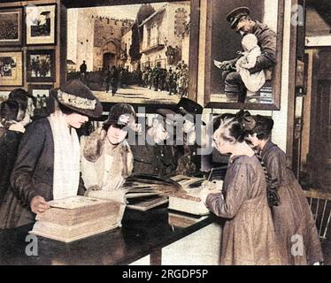 Clients inspectant des albums photos dans un nouveau bureau de vente de photographies de guerre officielles ouvert par le ministère de l'information à Coventry Street par John Buchan en octobre 1918. Banque D'Images