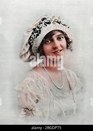 Elsie Janis (16 mars 1889 – 26 février 1956), chanteuse américaine, compositrice, actrice, et scénariste. Divertir les troupes pendant la première Guerre mondiale l'a immortalisée en tant que « chérie de l'AEF » (American Expeditionary Force). Photographié en juillet 1914 alors qu'elle était l'une des principales attractions de la revue populaire au Théâtre du Palais, The Passing Show. Le spectacle a continué à jouer pendant la première Guerre mondiale. Banque D'Images