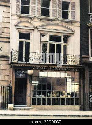 Culpeper House, 21 Bruton Street, Londres, une maison géorgienne pittoresque et une vitrine, siège de la Société des herboristes, nommé d'après Nicholas Culpeper (1616-1654) Banque D'Images