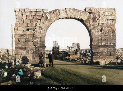 La Garde sur l'Arc romain. Entre Alep et Homs, en Syrie, cette arche de pierre bien conservée se dresse dans un champ de ruines. Banque D'Images