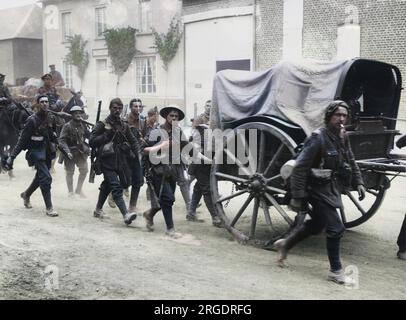 Le 10th East Yorkshire Regiment, connu sous le nom de Hull commercial, marche vers les tranchées, près de Doullens, dans le nord de la France Banque D'Images