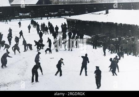 Un combat de boules de neige entre soldats, quelque part derrière les lignes sur le front occidental en France Banque D'Images