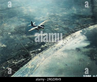 Un B-26 Martin Marauder de la 9th Airforce au-dessus de la côte normande, apportant un appui aérien aux embarcations de débarquement sur les plages en contrebas. Le jour J a commencé le 6 juin 1944 à 6:30am et s'est déroulé en deux phases d'assaut û l'assaut aérien des troupes alliées suivi d'un assaut amphibie par l'infanterie. Les débarquements de Normandie sont les plus grandes actions amphibies d'une journée jamais entreprises, impliquant près de 400 000 militaires et navals. Banque D'Images