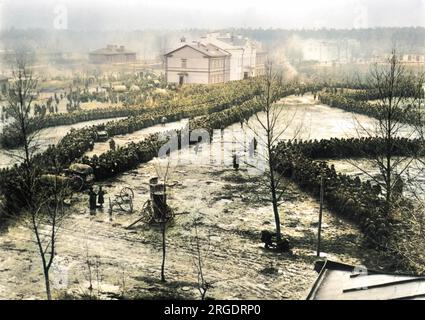 Des milliers de prisonniers russes à Tannenberg-Augustowo à la suite de l'importante bataille qui s'y est déroulée d'août à septembre 1914 au cours de laquelle la huitième armée allemande a vaincu les 1e et 2e armées russes. Ils sont vus ici recevant des rations de pain pendant le transit. Banque D'Images