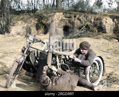 Deux hommes appartenant à une motocyclette mitrailleuse avec une motocyclette Scott pendant la première Guerre mondiale, utilisant une mitrailleuse Vickers pour tirer sur des avions. Banque D'Images