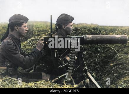 Deux soldats des Cameron Highlanders utilisant un canon Maxim pendant la première Guerre mondiale. Banque D'Images