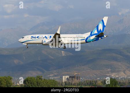 Avion Boeing 737 de SCAT Airlines atterrissant à l'aéroport d'Almaty au Kazakhstan. Avion 737 MAX 8 de Scat. Plan UP-B3720. Banque D'Images