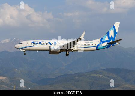 Boeing 737 Max 8 de Scat Airlines atterrissant à l'aéroport d'Almaty au Kazakhstan. Avion 737 de Scat. Banque D'Images