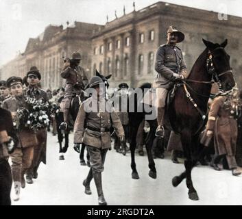 Paul Emil von Lettow-Vorbeck (1870-1964), général de l'armée impériale allemande et commandant de la campagne allemande d'Afrique de l'est pendant la première Guerre mondiale. Vu ici à cheval dans un défilé, de retour à Berlin après la guerre. Banque D'Images