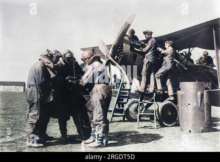 Un biplan Bristol F2B britannique avec des membres du 22e escadron sur un aérodrome, en préparation pour le décollage pendant la première Guerre mondiale. Banque D'Images