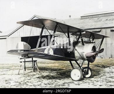 Un biplan de chasse britannique Sopwith F1 Camel sur un aérodrome pendant la première Guerre mondiale. Banque D'Images