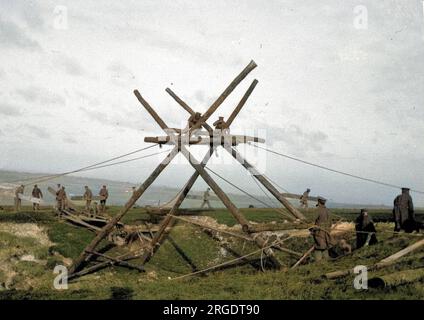 Soldats travaillant sur une structure en bois, éventuellement comme exercice d'entraînement. Banque D'Images