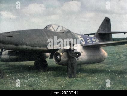 Avion et pilote dans un champ pendant la Seconde Guerre mondiale. Banque D'Images