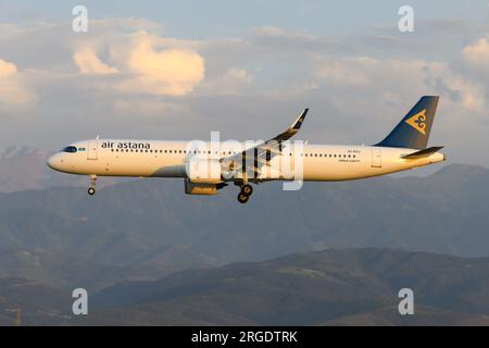 Air Astana Airbus A321neo sur le point d'atterrir à l'aéroport d'Almaty au Kazakhstan avec des montagnes derrière. Avion A321 NEO d'AirAstana. Banque D'Images