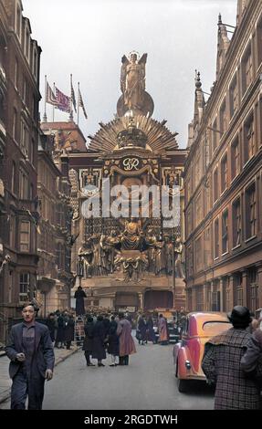 Une rue étroite de Londres avec une exposition marquant l'accession du roi George VI Banque D'Images