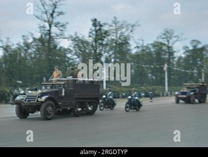 Une parade militaire avec jeeps et motos. Banque D'Images