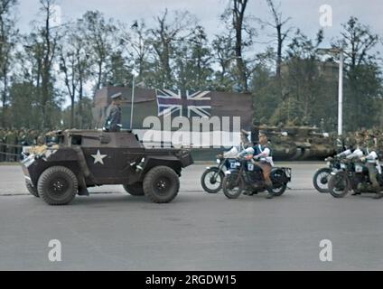 Une parade militaire avec jeep et motos. Banque D'Images