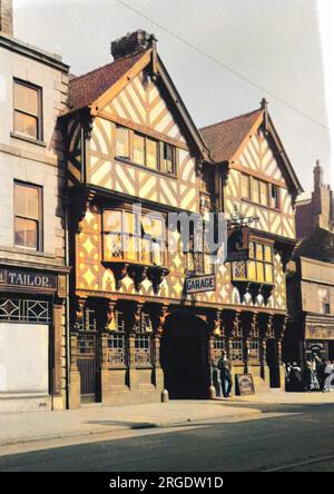 Scène de rue dans un emplacement non identifié, avec le style tudor Nag's Head Hotel, une ancienne auberge de coaching. Banque D'Images