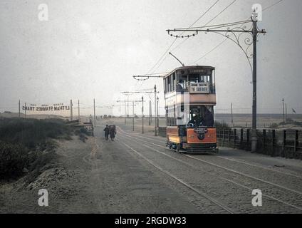 Un tramway électrique sur la route de Lytham St Annes, Lancashire, avec le conducteur debout devant en uniforme. Banque D'Images