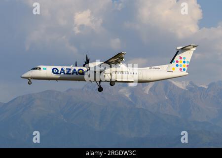 Qazar Air de Havilland Canada Dash 8-400 à l'aéroport d'Almaty au Kazakhstan. Compagnie aérienne QazarAir Bombardier Q400 avion. Banque D'Images