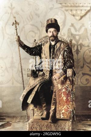 Le tsar Nicolas II de Russie le 13 février 1903, assis sur un costume russe traditionnel extravagant devant un bal impérial. Banque D'Images