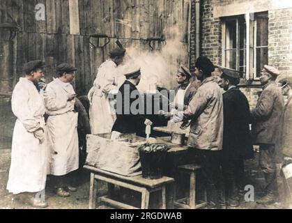 Dîners bon marché sur la voile dans un stand de nourriture à l'extérieur de la gare Kievsky à Moscou. Banque D'Images