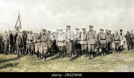 Tsar Nicolas II (Nikolaï Alexandrovitch Romanov, 1868-1918), dernier tsar de Russie (règne 1894-1918). Vu ici saluant lors d'une inspection des troupes dans les premiers stades de la première Guerre mondiale. Le grand homme au milieu est son oncle, le Grand-Duc Nicholas. Banque D'Images