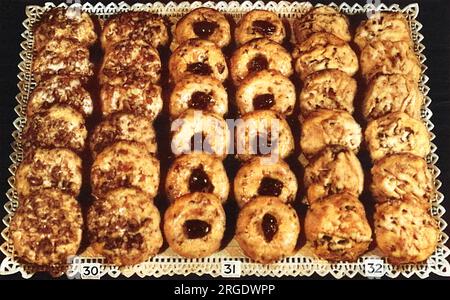 Desserts macarons et pains à thé. (30 + 31) pains de thé Date et Prune, (32) Cherry Rocks. Banque D'Images