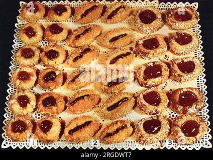 Desserts macarons et pains à thé. (1) cerise, (2) ananas, (3) framboise. Banque D'Images