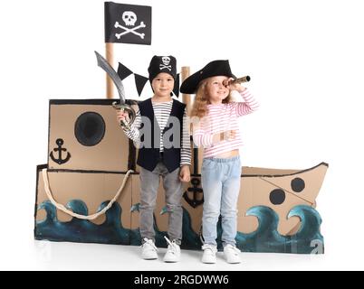 Mignon petits pirates jouant avec des jouets sur fond blanc Banque D'Images