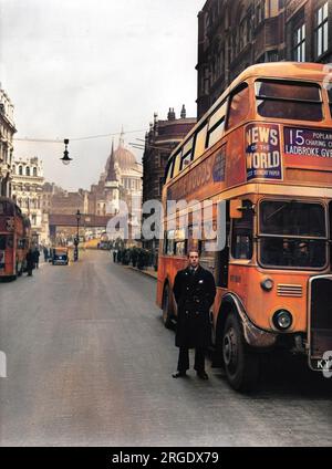 Le bus numéro 15 et le chauffeur de bus à Londres. Le pont du train de Ludgate et la cathédrale Saint-Paul sont visibles en arrière-plan. Banque D'Images