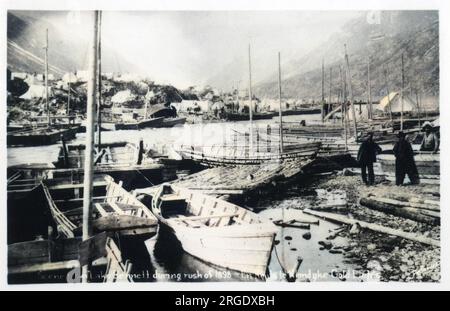 Lac Bennett pendant la ruée vers l'or du Klondike. Le lac se trouve au Canada, en partie au Yukon et en partie en Colombie-Britannique, juste au nord de la frontière de l'Alaska, près du port de Skagway. Banque D'Images