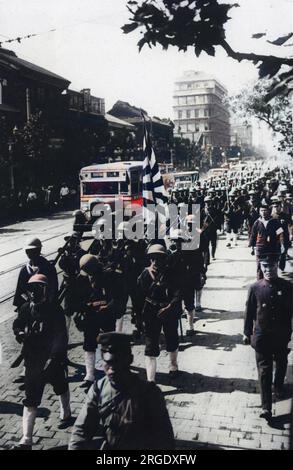 Les troupes japonaises marchent à travers Osaka avant leur départ pour le front pendant la guerre avec la Chine Banque D'Images