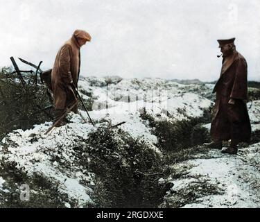 Ben Tillett, politicien socialiste et dirigeant syndical, regarde une tranchée allemande abandonnée par temps hivernal sur le front occidental pendant la première Guerre mondiale. Banque D'Images