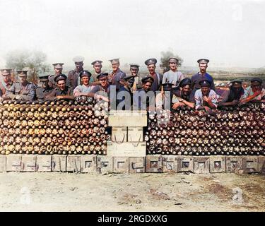 Soldats britanniques avec une grande pile d'obus sur le front occidental en France pendant la première Guerre mondiale. Banque D'Images