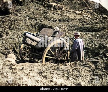 Un trou d'obus est utilisé pour une position de canon d'une batterie britannique avancée sur le front occidental pendant la première Guerre mondiale. Banque D'Images