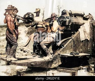 Artilleurs australiens chargeant des obus dans un gros canon par temps chaud sur le front occidental, la première Guerre mondiale. Banque D'Images