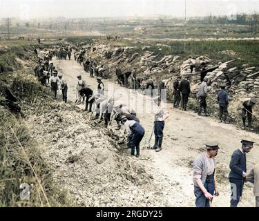 Un groupe de travail britannique construisant une route à travers un territoire récemment capturé sur le front occidental pendant la première Guerre mondiale. Banque D'Images