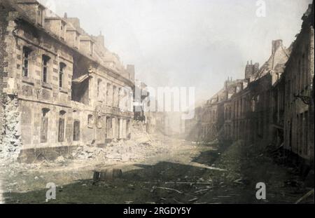 Une rue de la ville de Bapaume lors de sa capture par les Britanniques sur le front occidental en France pendant la première Guerre mondiale. Banque D'Images