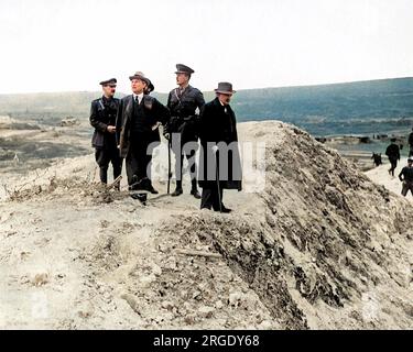 Lloyd George et Lord Reading au bord d'un cratère de mine lors d'une visite sur le front occidental en France, première Guerre mondiale. Banque D'Images